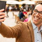 La forza della memoria e un ciao al fratello: Gianni Discolo, l’educatore che ha sconfitto il bullismo e le bestemmie su TikTok